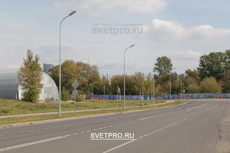 Питание для несиловых опор ОГК приходит под землей, через окно в закладной детали фундамента.