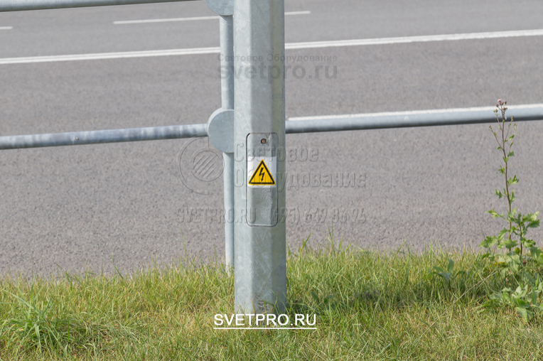 На порах ОГК-5 окно лючка закрывается крышкой, которая вырезается из самой опоры в процессе раскроя заготовки, крышка устанавливается заподлицо с опорой.