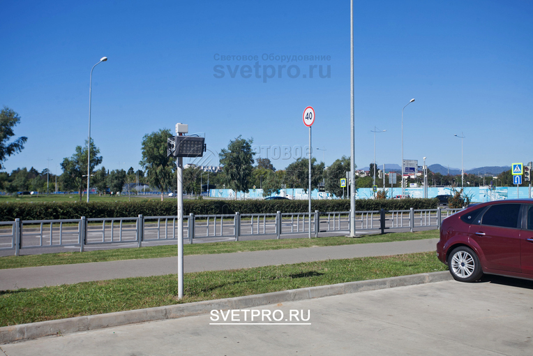 Опоры ОГК органично вписываются в оформление городских пространств. Дизайн всех видов ограждений, опор и столбов выполнен в едином стиле, а поверхность имеет характерный серебристый блеск благодаря нанесенному защитному покрытию из цинка.