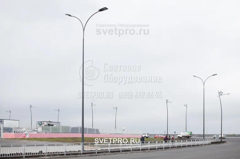Благодаря возможности устанавливать на оголовок разные кронштейны можно менять внешний вид опор без внесения изменений в конструкцию. Кронштейн может быть радиусным или безрадиусным, иметь разную высоту и длину выноса относительно центральной оси корпуса.