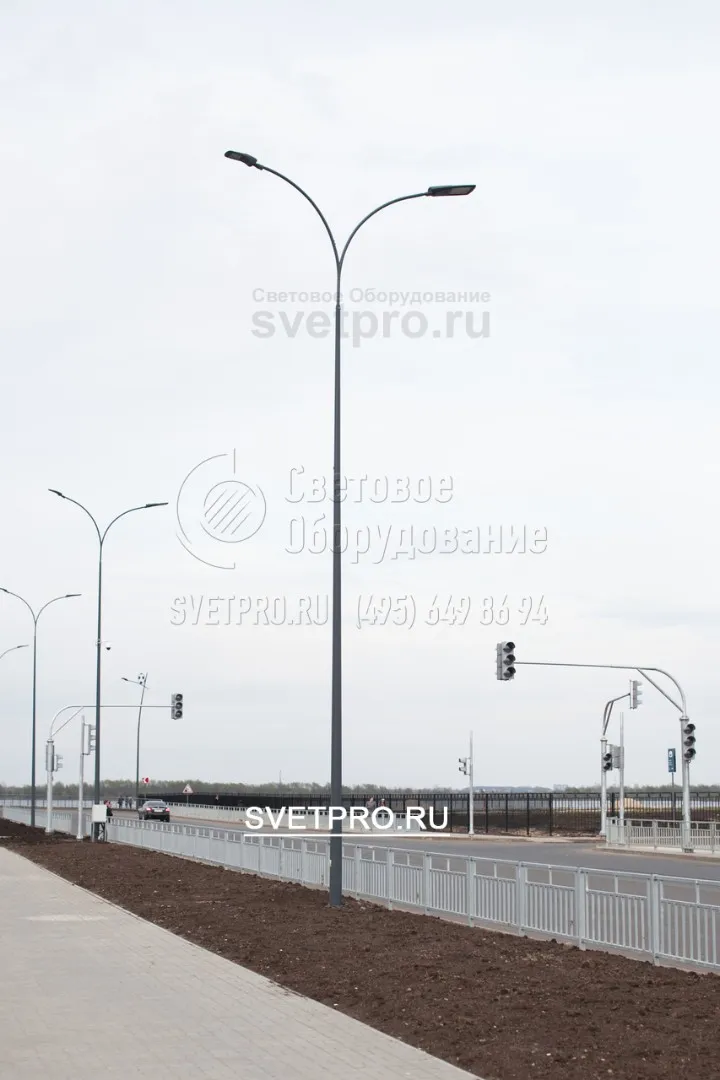 Окрашивание опоры является опциональным, но дает возможность значительно улучшить ее внешний вид и вписать в современный стиль оформления улиц. В такой же цвет можно окрасить и кронштейн, который служит для крепления светильников в верхней части ОГК.