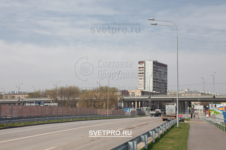 Одна опора может ярко осветить отдельный участок проезжей части. Для этого на нее ставится двухрожковый кронштейн, но его рожки направлены в одну сторону и расположены один над другим. Яркость освещения зависит также от характеристик выбранного источника света.