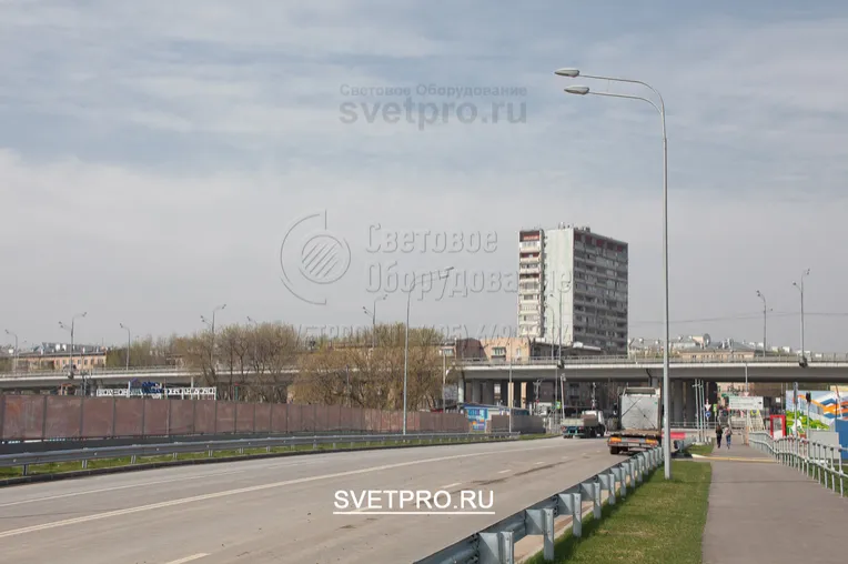 Одна опора может ярко осветить отдельный участок проезжей части. Для этого на нее ставится двухрожковый кронштейн, но его рожки направлены в одну сторону и расположены один над другим. Яркость освещения зависит также от характеристик выбранного источника света.
