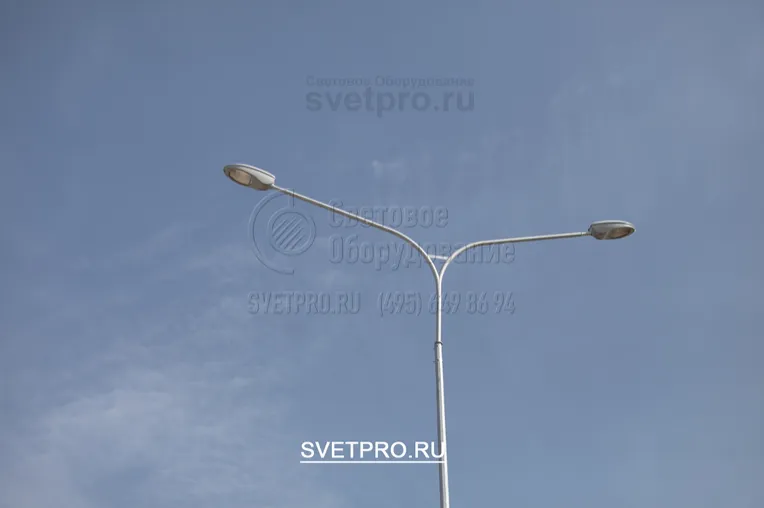 На верхушку можно ставить кронштейн с двумя рожками, которые направлены в разные стороны. Такой вариант используется инженерами для освещения двух полос движения автомобильной дороги. Сама опора в этом случае должна стоять на центральной клумбе или разделительной полосе.