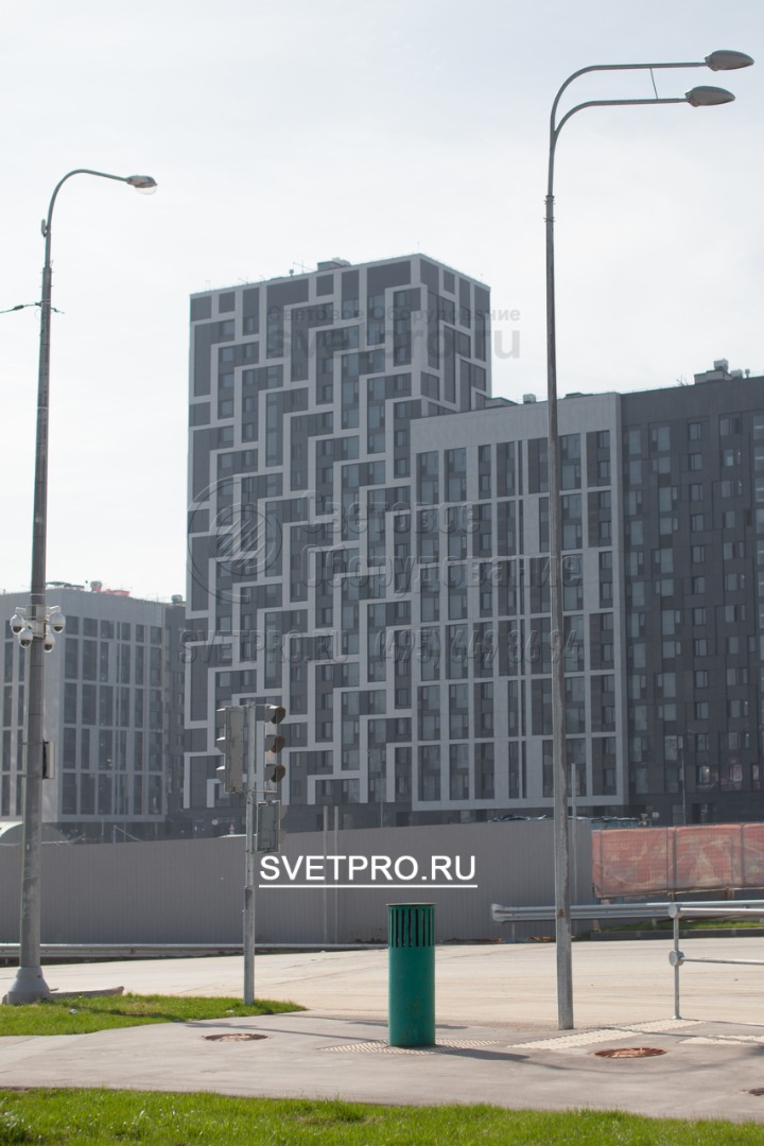 Если нужно ярко осветить определенный участок, на верхушке опоры ставится кронштейн с двумя рожками, расположенными один над другим. Такие инженерные решения используются для опасных зон, например, пешеходных переходов через дорогу.