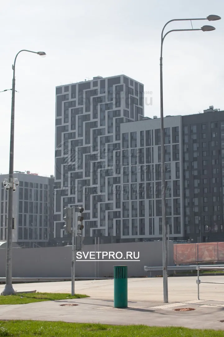 Если нужно ярко осветить определенный участок, на верхушке опоры ставится кронштейн с двумя рожками, расположенными один над другим. Такие инженерные решения используются для опасных зон, например, пешеходных переходов через дорогу.