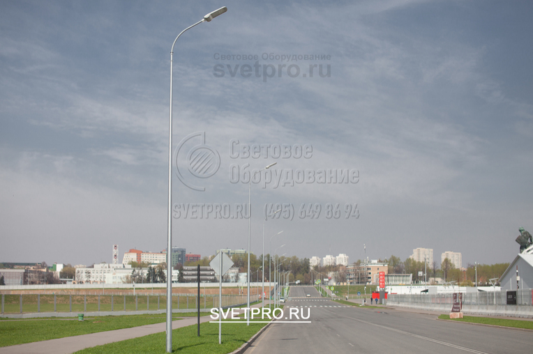 Для освещения дорог могут использоваться силовые и несиловые опоры. Во втором случае кабели могут подводиться только под землей. Это увеличивает затраты на строительство, но повышает надежность осветительной сети за счет предотвращения обрывов кабеля из-за ветра и снега.
