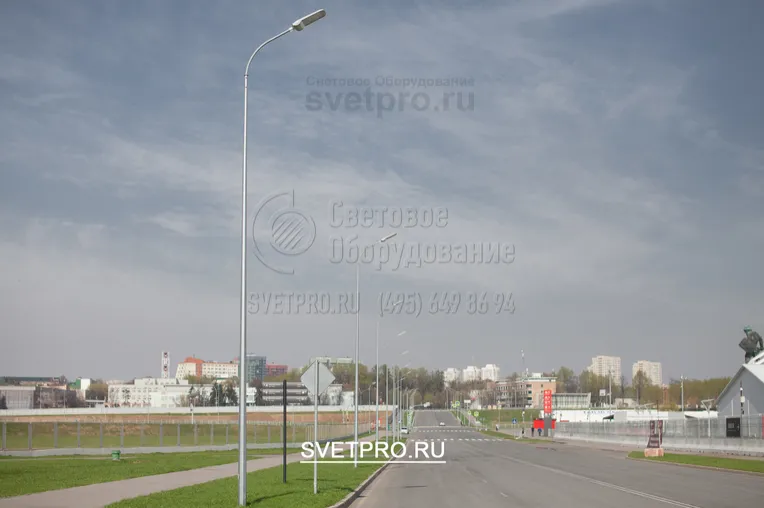 Для освещения дорог могут использоваться силовые и несиловые опоры. Во втором случае кабели могут подводиться только под землей. Это увеличивает затраты на строительство, но повышает надежность осветительной сети за счет предотвращения обрывов кабеля из-за ветра и снега.