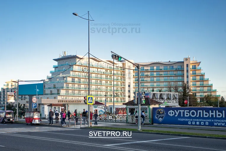 Опора несилового типа в стандартном варианте не предназначена для подвески воздушных кабелей, монтажа светофоров и дорожных знаков. Для этого применяются силовые модели, которые имеют большую несущую способность за счет применения толстого листового проката.