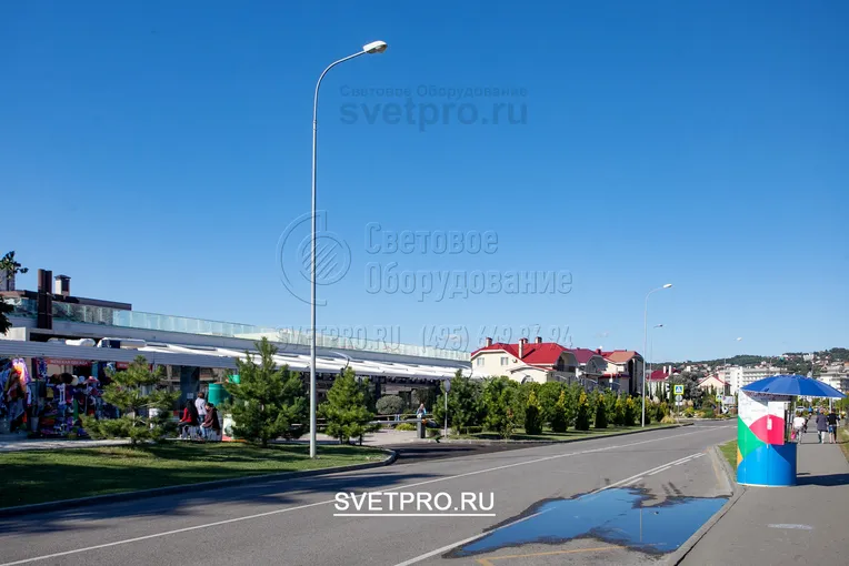 В представленном на изображении варианте на опоре установлен светильник с ртутной лампой. Но сейчас их везде заменяют на светодиодные. Минусами газоразрядной лампы является пульсация во время свечения, быстрый нагрев, опасность для экологии при разрушении колбы.
