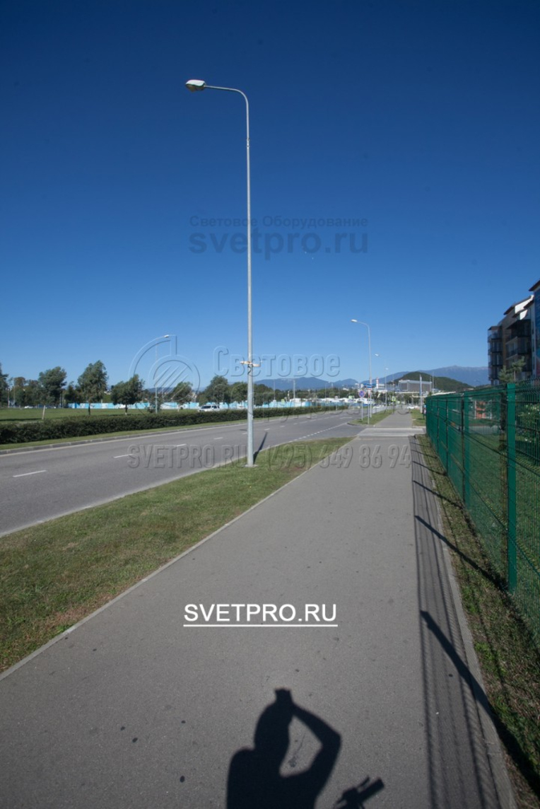 Несмотря на использование тонкой стали для изготовления корпуса, опора ОГК благодаря граненой форме ствола, способна выдержать большую нагрузку. Поэтому в примере на изображении на нее можно установить дополнительное оборудование, в том числе камеры наблюдения.