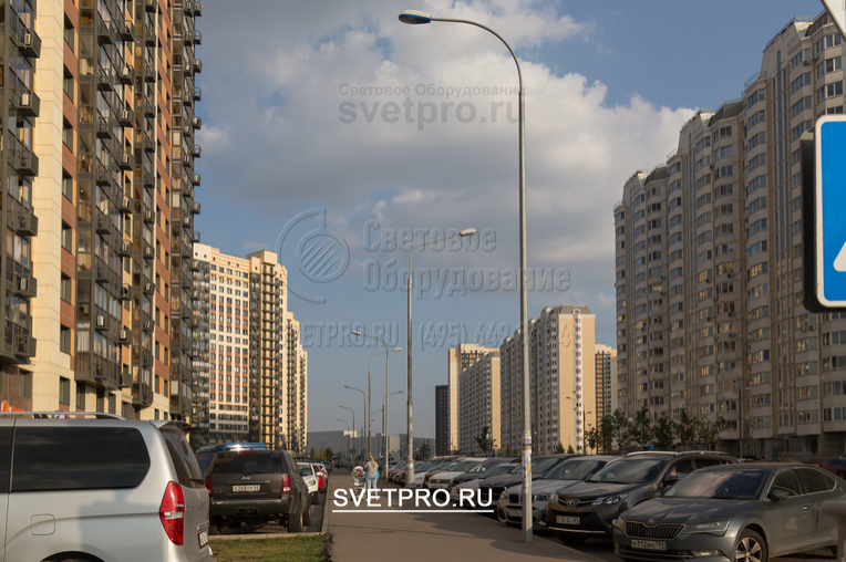 При установке опор на тротуаре рядом с проезжей частью целесообразно использовать не фланцевые, а прямостоечные модели. В этом случае внизу будет отсутствовать квадратная площадка, которая портит внешний вид и забирает свободное пространство на тротуаре.