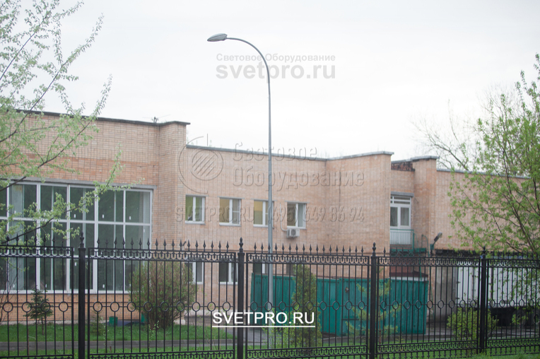 Сфера использования опор модификации ОГК не ограничивается освещением дорог и автомобильных площадок. На изображении представлен вариант использования конструкции на территории детского образовательного учреждения.