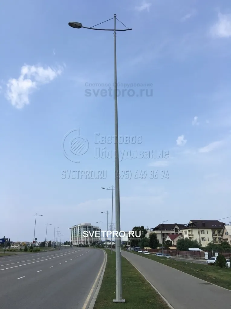 На оголовке корпуса опоры типа ОГК могут устанавливаться разные кронштейны. Один из вариантов &mdash; декоративная модель с изогнутым рожком и двумя тросовыми растяжками в верхней части. Таким образом можно превратить утилитарную модель в декоративную.