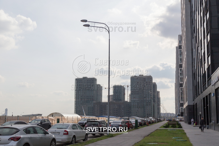 Если нужно осветить участок автомобильной дороги ярким светом, вместо одно светильника на опору устанавливается два. Для этого на верхушку крепится кронштейн, у которого рожки направлены в одну сторону и расположены один над другим.