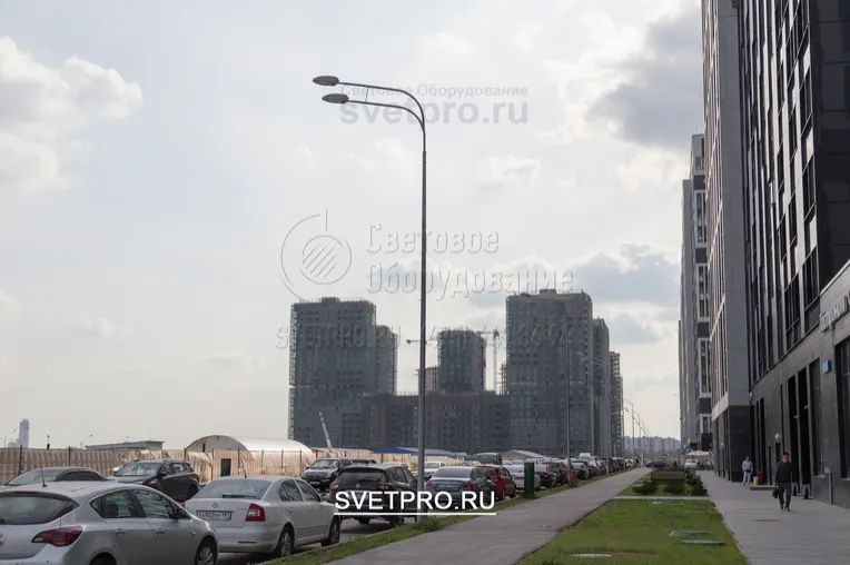 Если нужно осветить участок автомобильной дороги ярким светом, вместо одно светильника на опору устанавливается два. Для этого на верхушку крепится кронштейн, у которого рожки направлены в одну сторону и расположены один над другим.