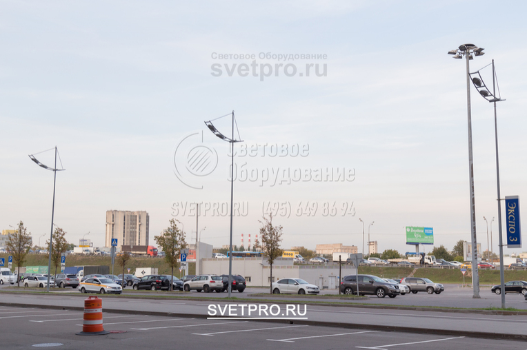 Опоры модели ОГК могут использоваться самостоятельно или выступать как часть общее осветительной инфраструктуры. В примере на изображении опоры применяются для подсветки дороги, а парковка освещается мачтой со спускаемой осветительной рамой.
