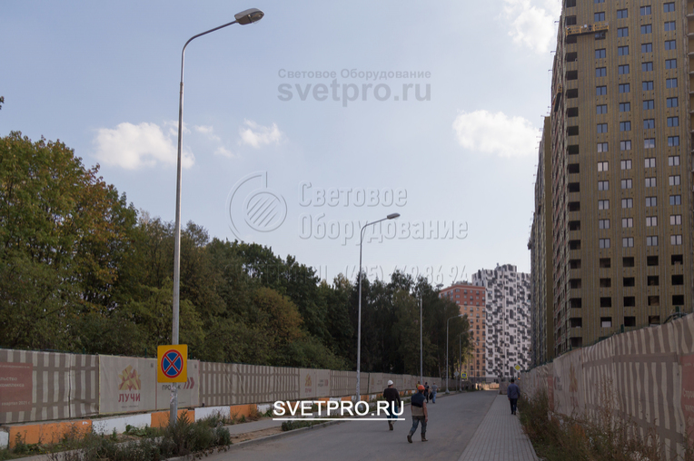 Согласно действующим стандартам и типовой технической документации крепить на ствол несиловых опор ОГК дополнительные таблички и оборудование нельзя. Прочность рассчитана только под световые приборы, которые устанавливаются на оголовках конструкций.