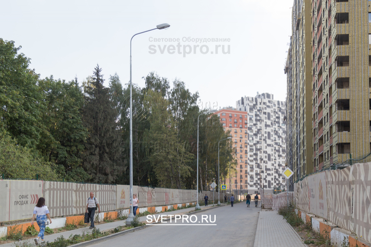 Установка опор модели ОГК производится на квадратную опорную площадку. Она имеет не слишком привлекательный внешний вид, поэтому маскируется с помощью пластиковых тумб. Они хорошо видны на изображении. При необходимости тумба легко убирается.