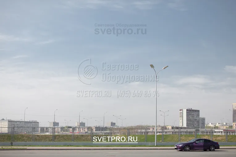 Кронштейны, которые устанавливаются на верхушке опор, могут иметь 2 и более рожков. В этом случае покупатель может выбирать угол между ними в зависимости от особенностей освещаемого участка дороги, парковки, иного объекта.