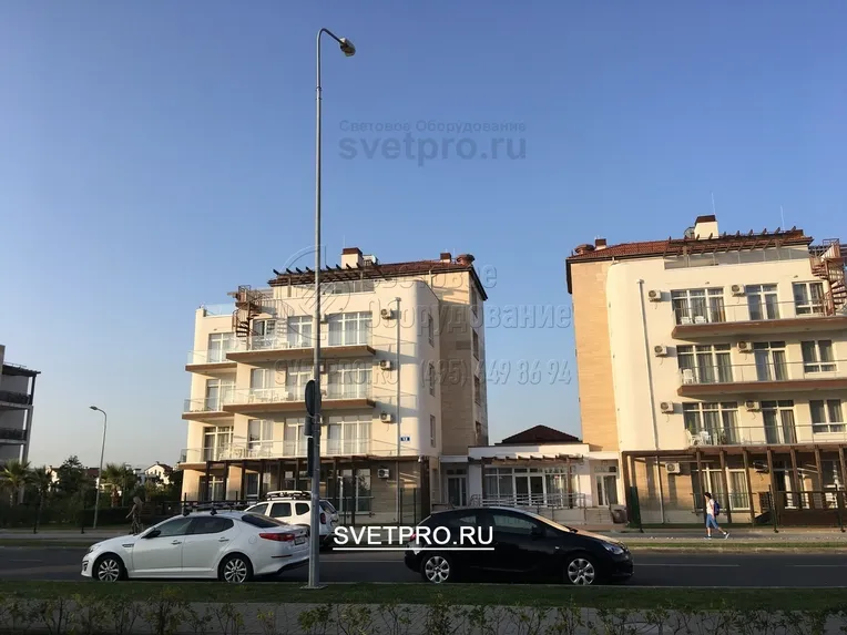 Избыточная прочность опор моделей ОГК позволяет устанавливать на них дорожные знаки и указатели. Но кабели для питания световых приборов должны прокладываться под землей, чтобы избежать обрывов из-за обрушения опор или воздействия сильного ветра.