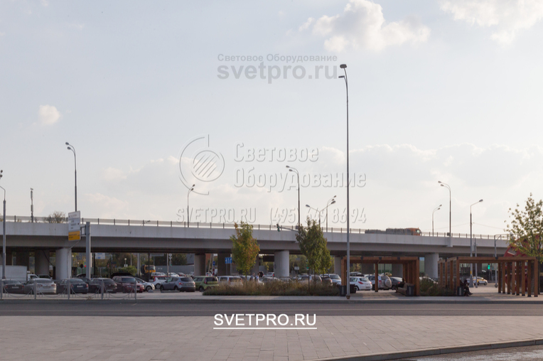 Опоры с фланцевой монтажной площадкой можно устанавливать не только в грунт на фундамент, но и на эстакады в городе. В этом случае закладной элемент приваривается прямо к балкам моста. Установить в таком месте прямостоечную осветительную конструкцию невозможно.