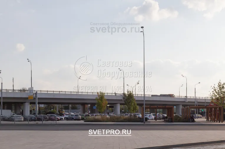 Опоры с фланцевой монтажной площадкой можно устанавливать не только в грунт на фундамент, но и на эстакады в городе. В этом случае закладной элемент приваривается прямо к балкам моста. Установить в таком месте прямостоечную осветительную конструкцию невозможно.