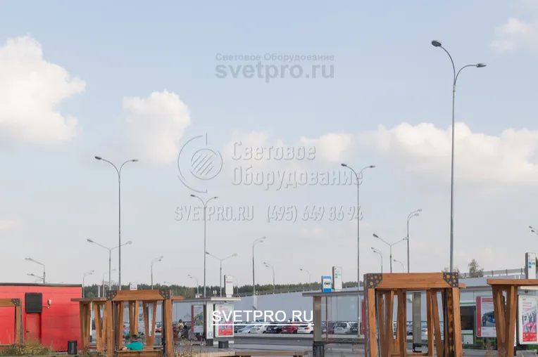 Оцинкованные граненые опоры имеют красивый вид без окрашивания порошковой краской. Цинковый слой становится серебристым, конструкция органично вписывается в современный стиль оформления улиц населенного пункта.