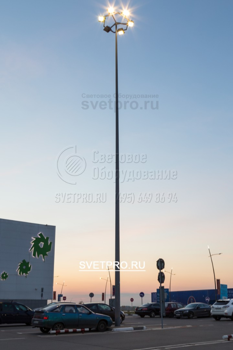 Опора позволяет разместить светильники на большой высоте — до 16 метров. В отличие от мачты, она не требует массивного основания и индивидуальной разработки проекта фундамента. Но выдерживает меньший вес светильников, чем высокомачтовая конструкция.