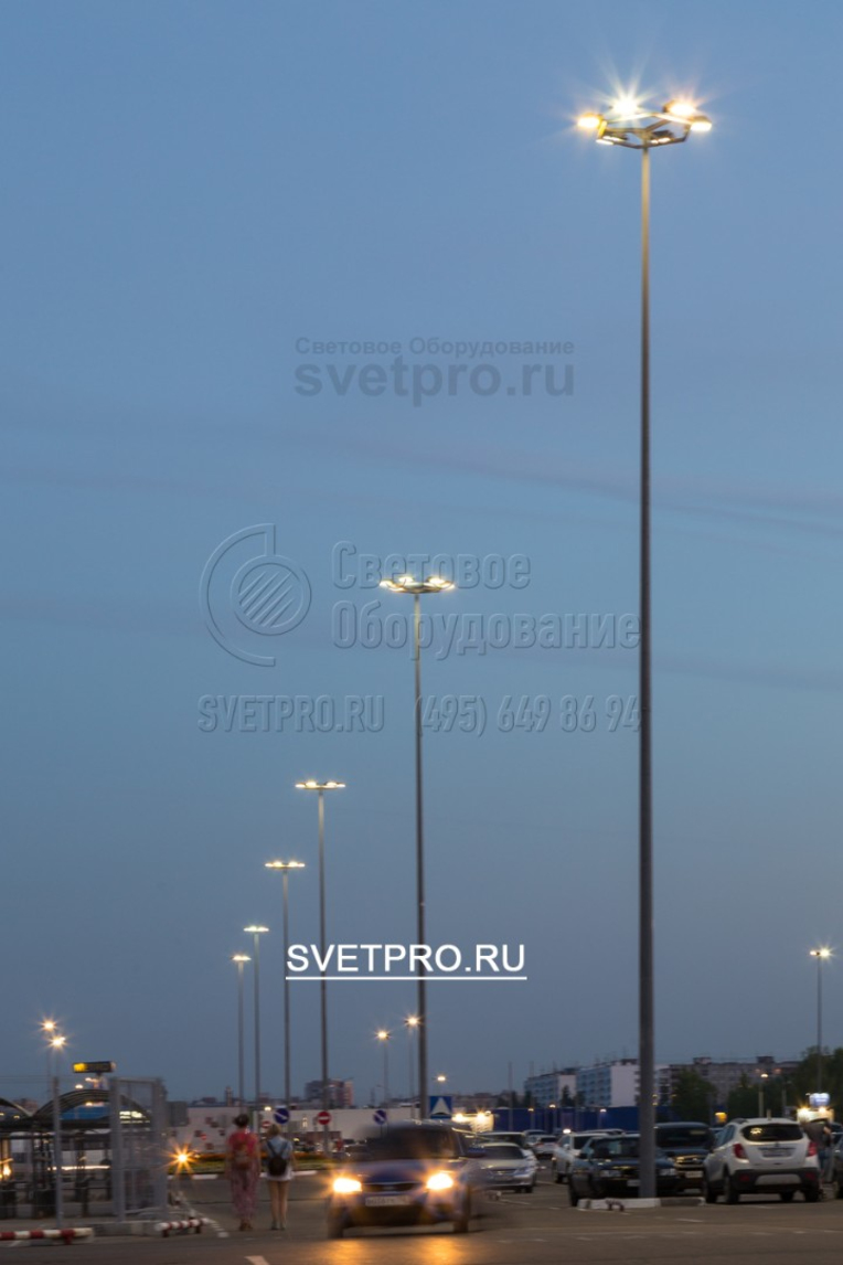 Для подачи электричества к светильникам на верхушках используются подземные кабели. Поэтому открытая освещаемая площадка имеет красивый внешний вид. Упрощается подключение проводов, они защищены от обрывов при неблагоприятных погодных условиях.