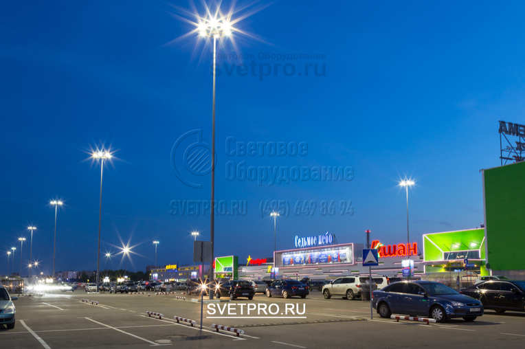 Высокие опоры ОГК отличаются от мачт меньшим весом и несущей способностью. На их верхушке можно устанавливать ограниченное число световых приборов. Но они проще в установке, дешевле в изготовлении и не требуют индивидуального проектирования фундамента.