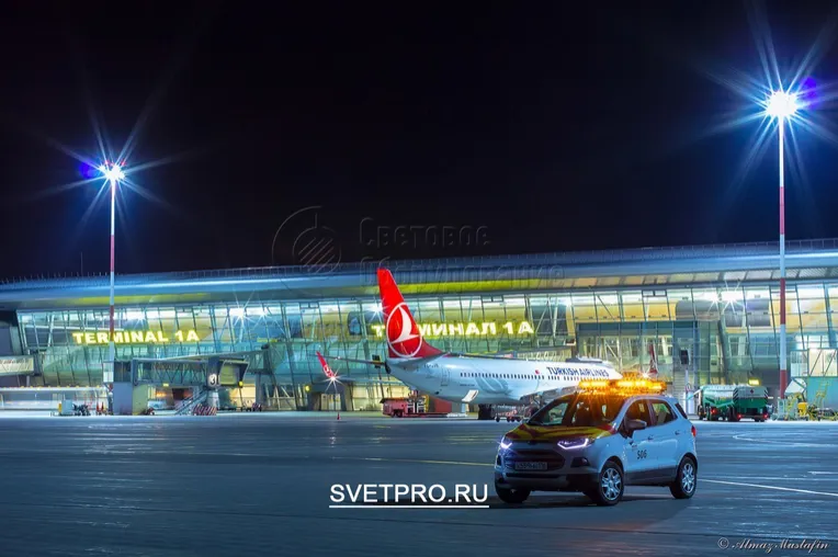 В случае размещения мачт освещения на аэродромах по приказу Минтранса России от
25.08.2015 №262 (ред. от 24.11.2017) дневная маркировка опоры должна выполняться
путём нанесения чередующихся полос красного и белого цвета.