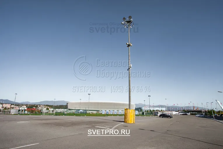 На мачте ВМО‐20 в нижней части ствола устанавливают стопорные кронштейны,
предназначенные для установки мобильной рамы в нижнем положении во время
обслуживания прожекторов.
