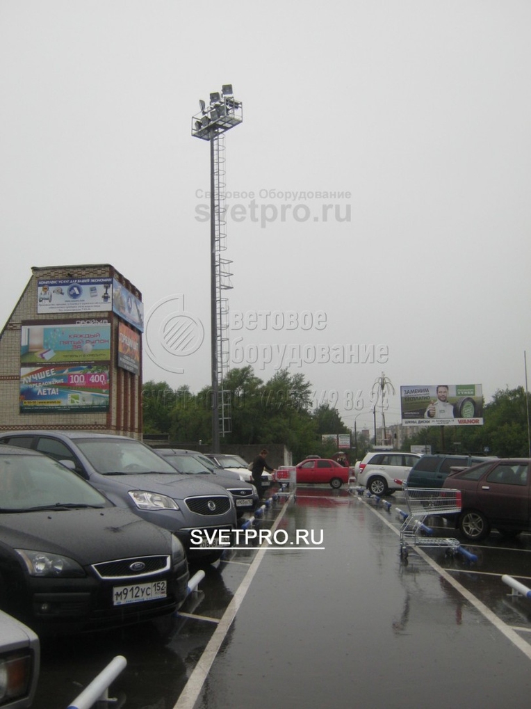 Освещение парковки про помощи прожекторов, размещённый на мачте ВМОН‐20.