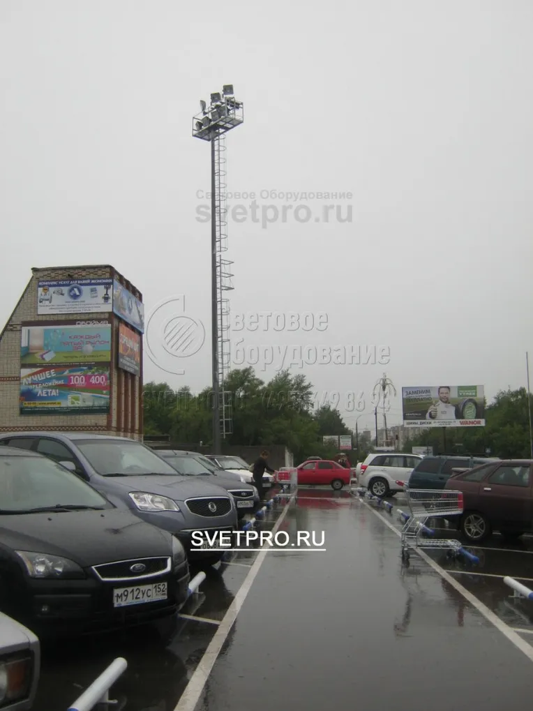 Освещение парковки про помощи прожекторов, размещённый на мачте ВМОН‐20.