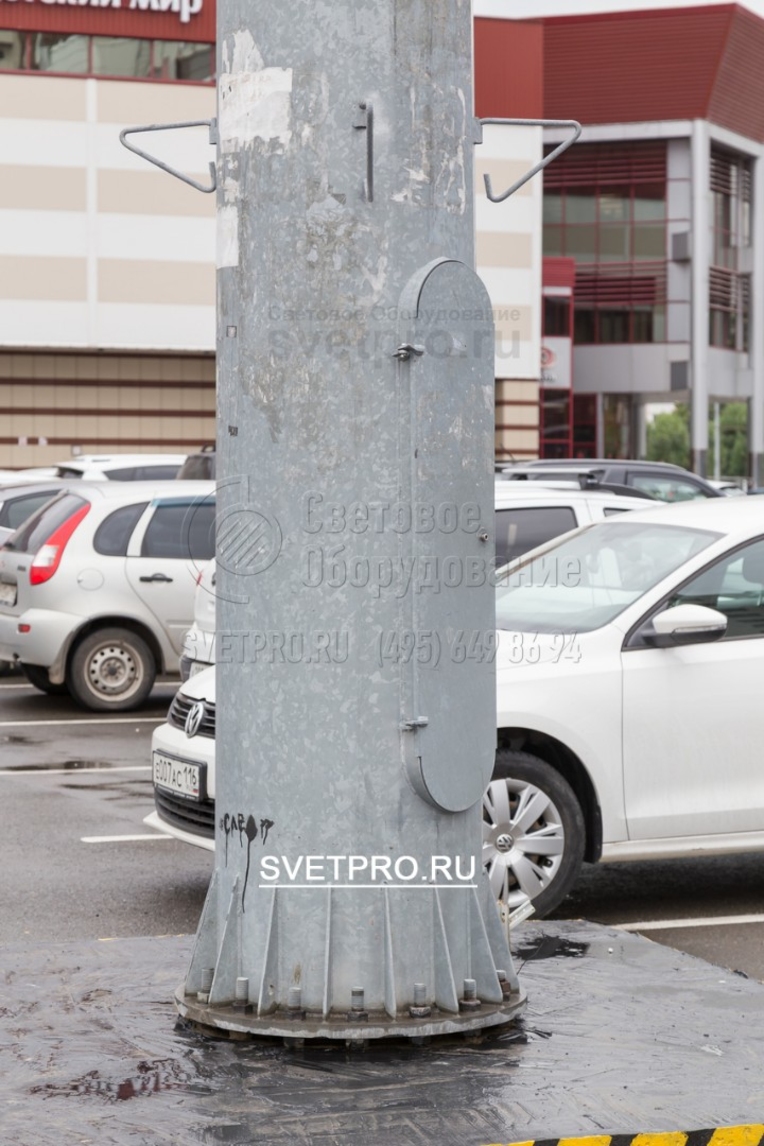 Лючок сделан для доступа к блокам ПРА, которые размещены в нижней части опоры,
для облегчения конструкции площадки обслуживания и снижения нагрузки на
вершину мачты.