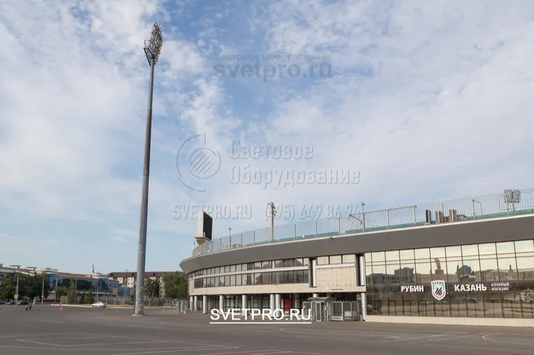 Освещение стадиона в г. Казань выполнено на мачтах высотой 50 метров.
