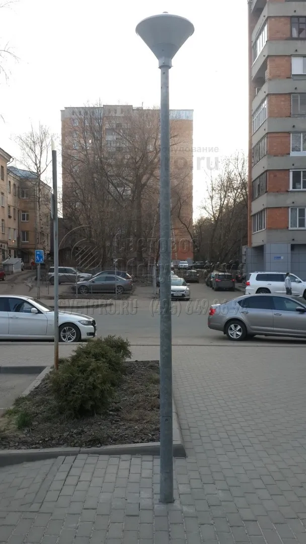 Освещение тротуара опорой НПК-5,0/6,25-02-ц. в г. Ярославль с возможностью установки на вершину опоры торшерного светильника.