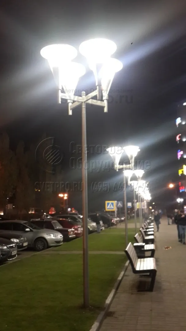Освещение зоны отдыха и тротуара у ТРЦ в г. Москва опорами НПК-5,0/6,25-02-ц. л., опоры обрабатываются декоративным лакокрасочным покрытием (цвет оговаривается при заказе).