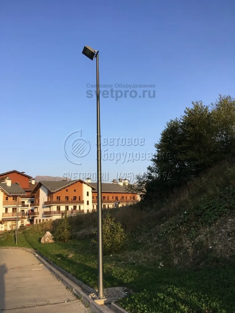 Освещение тротуаров в г. Сочи. Опоры НПК-5,0/6,25-02-ц дополнительно обрабатываются декоративным покрытием порошковая окраска.
