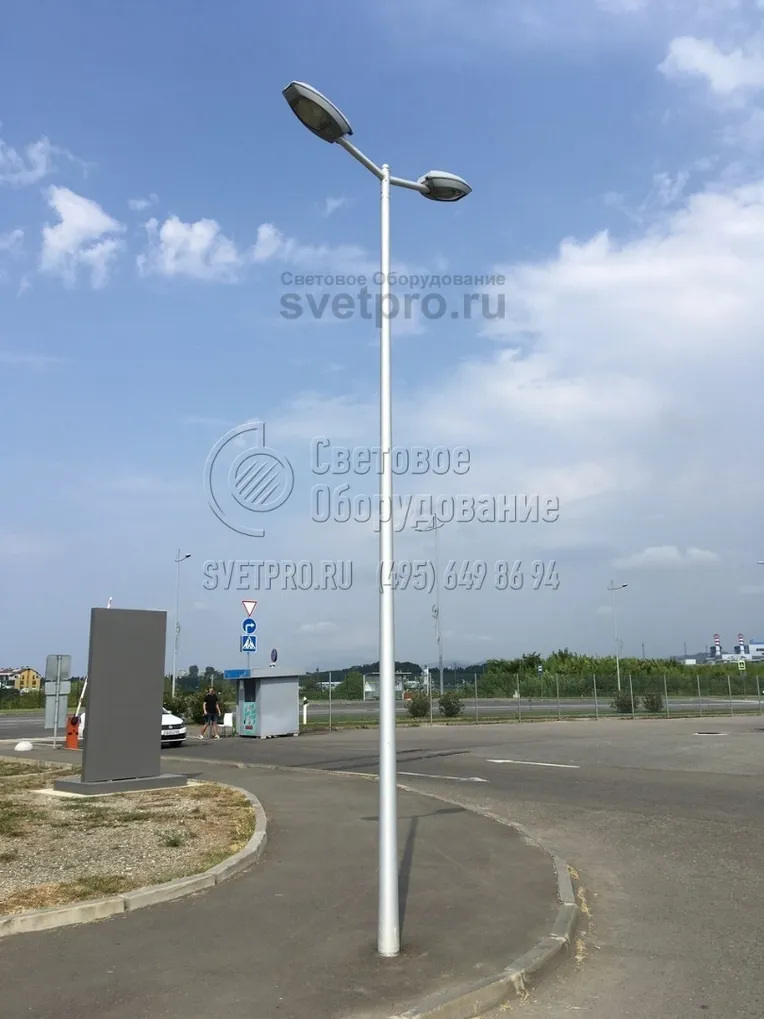 Освещение тротуара и проезжей части опорой НПК-5,0/6,25-02-ц. в г. Ярославль. Данный тип опоры предусматривает возможность установки кронштейна под консольные светильники.