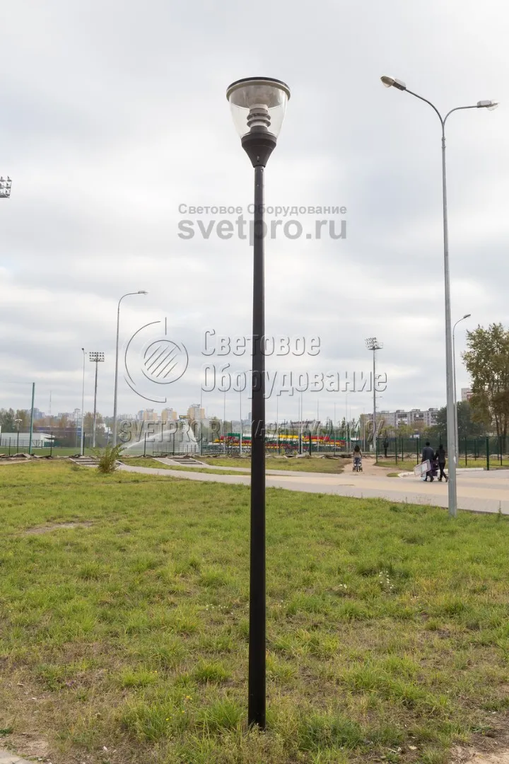 Освещение тротуара опорой НПК-5,0/6,25-02-ц. в г. Нижний Новгород. На опору НПК, помимо установки консольных светильников, предусмотрена установка торшерного светильника.