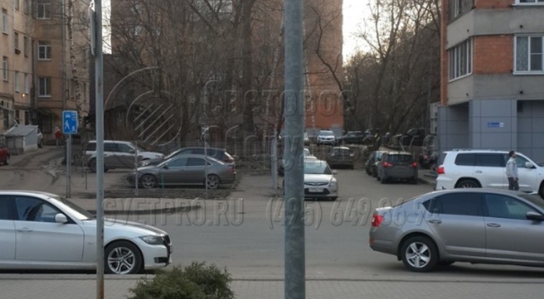 Освещение тротуара опорой НПК-5,0/6,25-02-ц. в г. Ярославль с возможностью установки на вершину опоры торшерного светильника.
