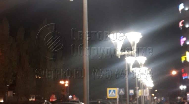 Освещение зоны отдыха и тротуара у ТРЦ в г. Москва опорами НПК-5,0/6,25-02-ц. л., опоры обрабатываются декоративным лакокрасочным покрытием (цвет оговаривается при заказе).
