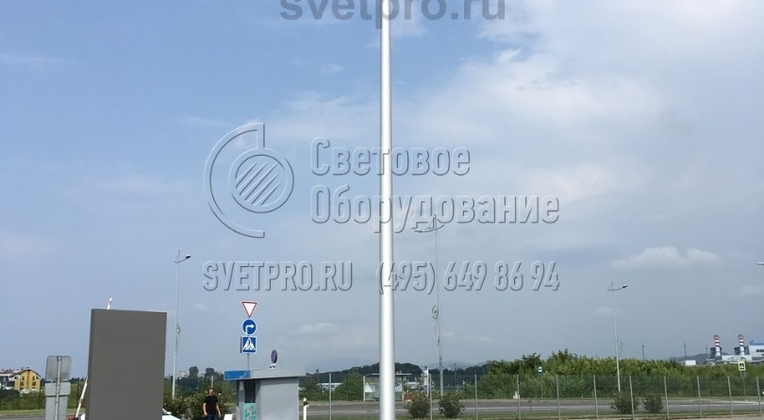 Освещение тротуара и проезжей части опорой НПК-5,0/6,25-02-ц. в г. Ярославль. Данный тип опоры предусматривает возможность установки кронштейна под консольные светильники.