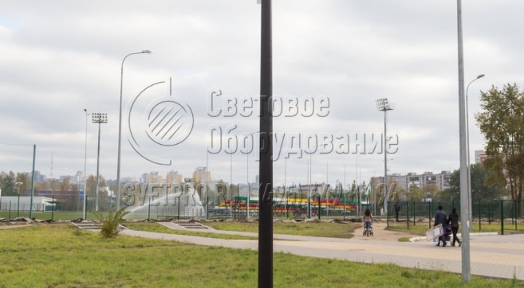 Освещение тротуара опорой НПК-5,0/6,25-02-ц. в г. Нижний Новгород. На опору НПК, помимо установки консольных светильников, предусмотрена установка торшерного светильника.