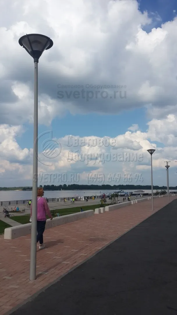 Освещение пешеходного тротуара опорами НПК-6,0/7,25-02-ц. л., г. Нижний Новгород, Нижневолжская набережная, с возможностью установки торшерного светильника.