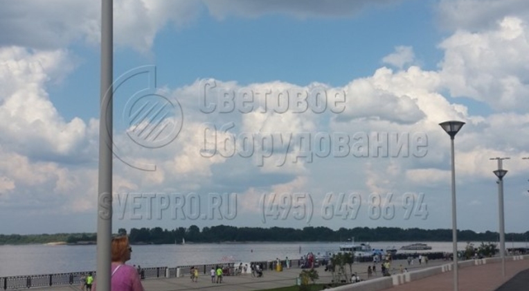 Освещение пешеходного тротуара опорами НПК-6,0/7,25-02-ц. л., г. Нижний Новгород, Нижневолжская набережная, с возможностью установки торшерного светильника.