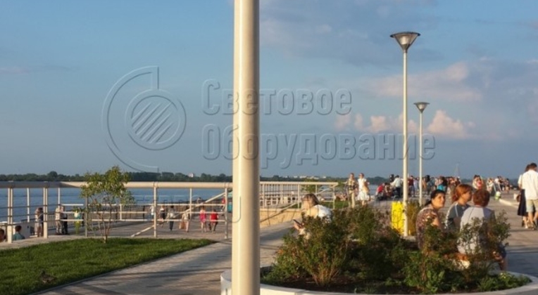 Освещение набережной опорами НПК-6,0/7,25-02-ц. л., г. Нижний Новгород, Нижневолжская набережная. Опоры обрабатываются декоративным лакокрасочным покрытием (цвет оговаривается при заказе).