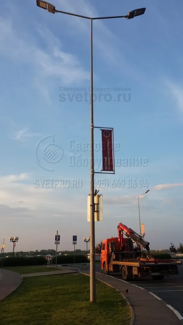 Освещение проезжей части и тротуара опорами НПК-9,0/11,0-02-ц., г. Нижний Новгород, Нижневолжская набережная. С возможностью установки консольного кронштейна на 2 светильника.